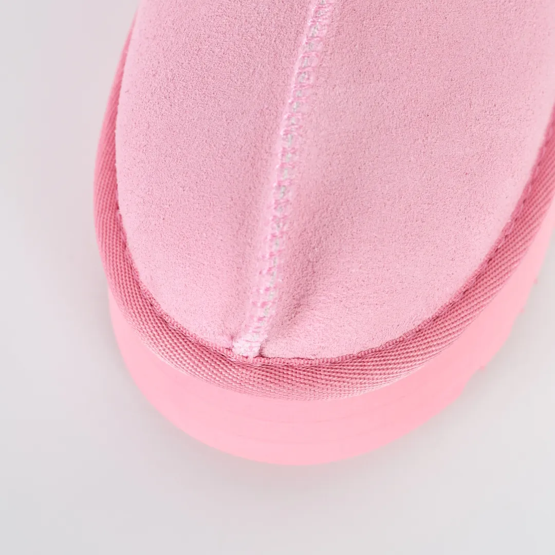 Copy price 💰560 Core recommendation of good price 5cm thick sole, independently developed original outsole, cashmere insole, keeping warm in winter, suitable for home use. In the new year, uug launched a style series, which is partially geared towards the preferences of young consumers. It has also moved to the forefront of fashion trends. Shoe body material, water-repellent coated suede upper, 17 mm UGGPURE™ implanted wool insole, lightweight non-slip and comfortable rubber outsole, with brand LOGO and trademark, with full package Size: 35 36 37 38 39 40